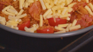 烤箱上下火180度預(yù)熱，將米飯分別盛入容器中。表面均勻的撒上馬蘇里拉芝士碎，放進(jìn)烤箱中層烤20分鐘左右，待芝士融化上色即可。