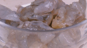 蝦去殼去蝦線，加姜絲、鹽腌制15分鐘，微煎1分鐘備用。