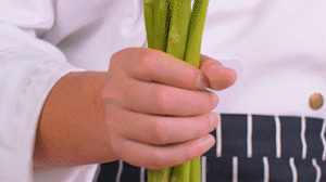 蘆筍刨去老筋，斜切小段。