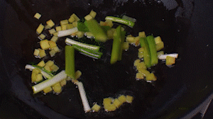 鍋中熱油，依次下姜粒、蔥段、蘆筍炒香。