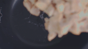 把雞、火腿、椰子水、椰肉、姜、紅棗放入電飯鍋，按下煲湯功能。