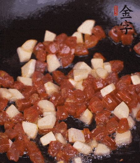 鍋中熱油，下香腸丁、茭白丁大火炒出香味。倒入米飯拍散，炒2～3分鐘。