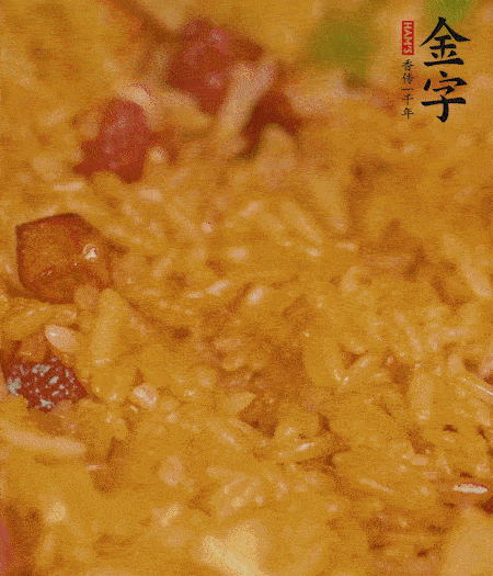 放一撮鹽、生抽少許，倒入炸好的芋頭。最后撒蔥花、蒜末翻炒均勻。