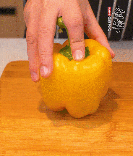 干花菇提前泡發(fā)，胡蘿卜、青椒、黃椒和花菇切丁，小紅椒切圈，小蔥切末。