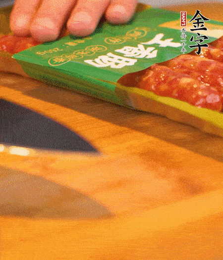 洋蔥切丁，金字土香腸切片。