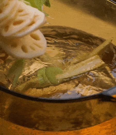 把玉米筍（對半切開）、西芹（切斜片）、蓮藕（切片），放入開水鍋內(nèi)，加點少許鹽、油，汆燙2分鐘。