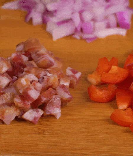 黃椒、紅椒、白洋蔥、土豆、大蔥分別切丁。金字10°鮮低溫香腸切丁。