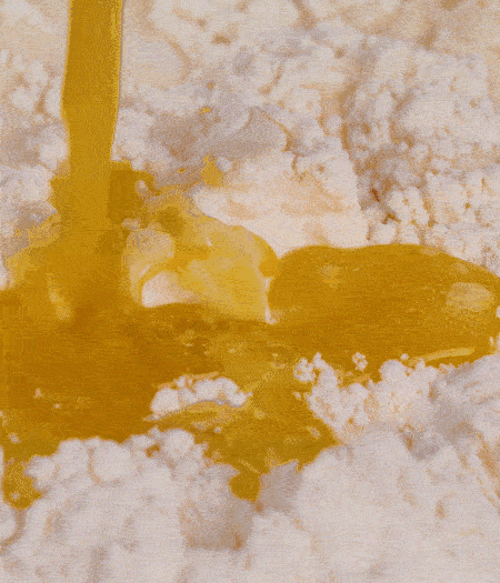 加融化的30g黃油（要不熱再倒）、黃椒、紅椒、白洋蔥、土豆、大蔥、香腸繼續(xù)攪拌均勻。