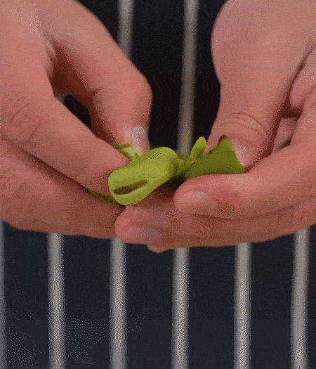 選用鮮嫩蠶豆，剝去外殼留下豆米洗凈，掰開成兩瓣。