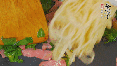 鍋中倒油燒熱，蒜片煸香，淡火腿略翻炒。