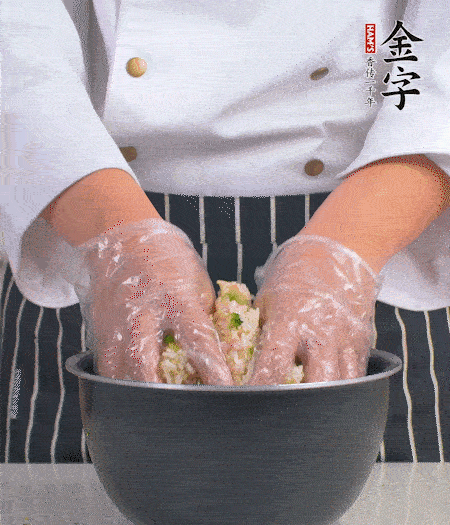 米飯中放西蘭花碎、咸肉丁，加少許黑胡椒、十來滴橄欖油拌勻。