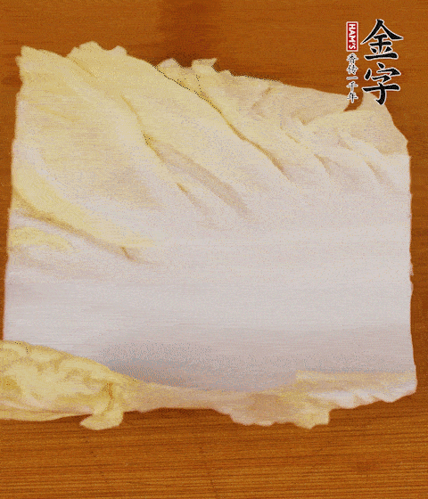 一片白菜一片淡火腿交替疊起，疊個(gè)兩三層放進(jìn)鍋內(nèi)，直到塞滿鍋。