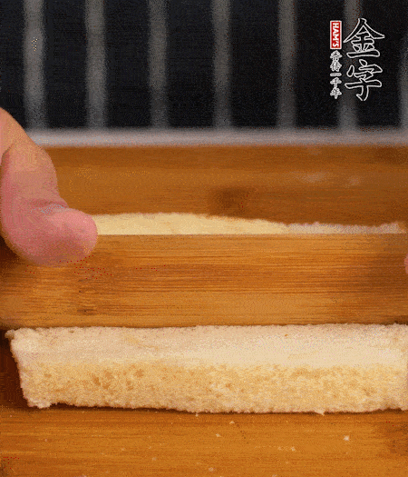 吐司切去四邊，搟??；烤腸竹簽穿過。