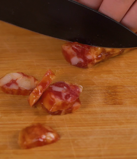 香腸切薄片。