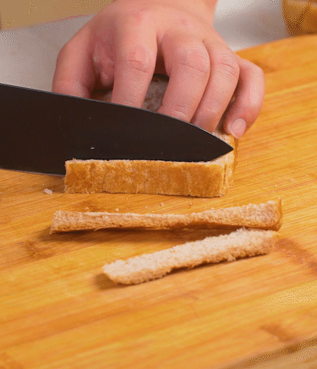 取1片黑麥吐司片，去掉邊邊，涂上一層蛋黃醬。