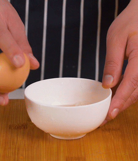 起鍋熱油，蛋液煎成雞蛋碎。金字淡咸肉切成絲。