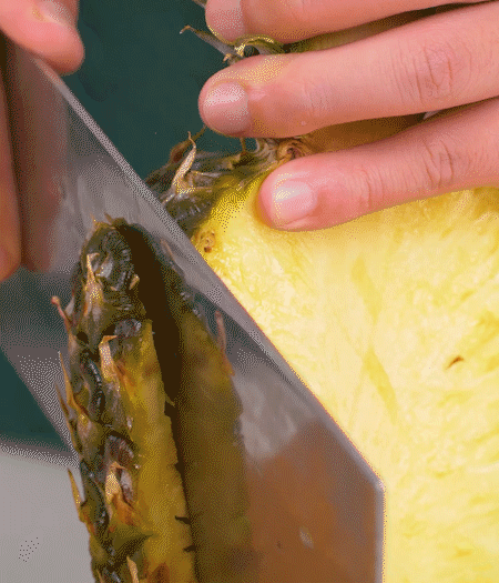 鳳梨去皮把果肉切塊，醬肉切小塊。