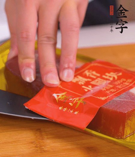 金字火腿切片，生姜切絲，蔥白切末。