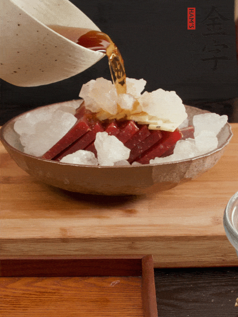 加姜片、冰糖、黃酒、水，蒸60分鐘，將火腿的咸逼出來。