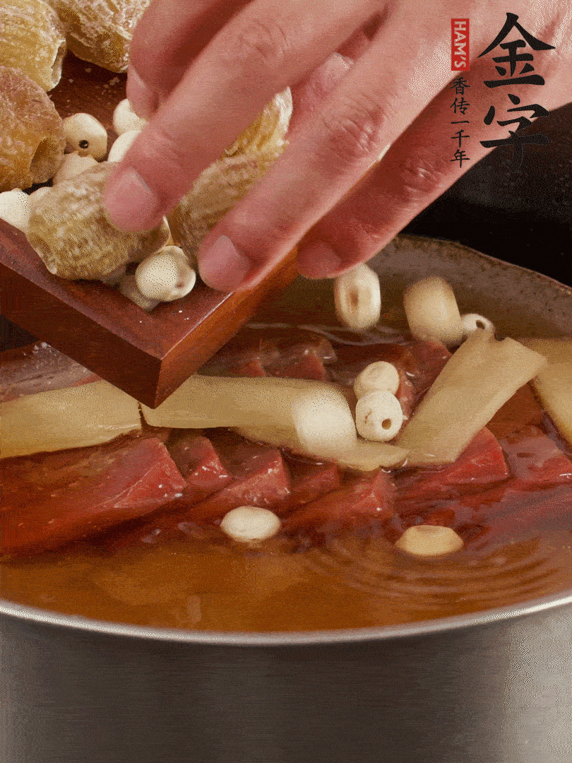 待冰糖融化后，放入蜜棗、蓮子同蒸25分鐘左右。