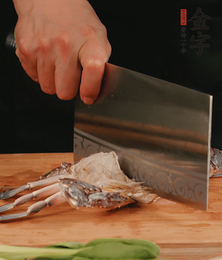 蟹殼拆開(kāi)，去掉蟹肺、蟹心、蟹腮，切成4小塊。