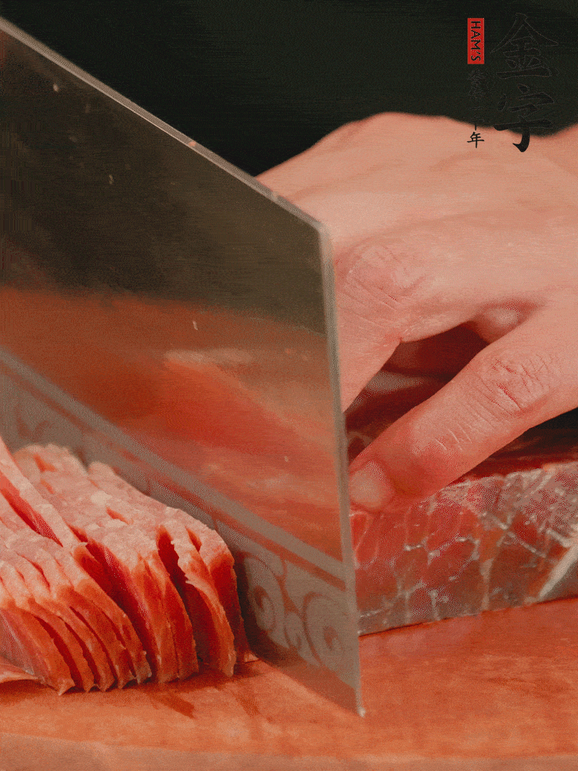 新鮮雞腿用刀在表面劃幾刀。金字火腿切薄片備用。