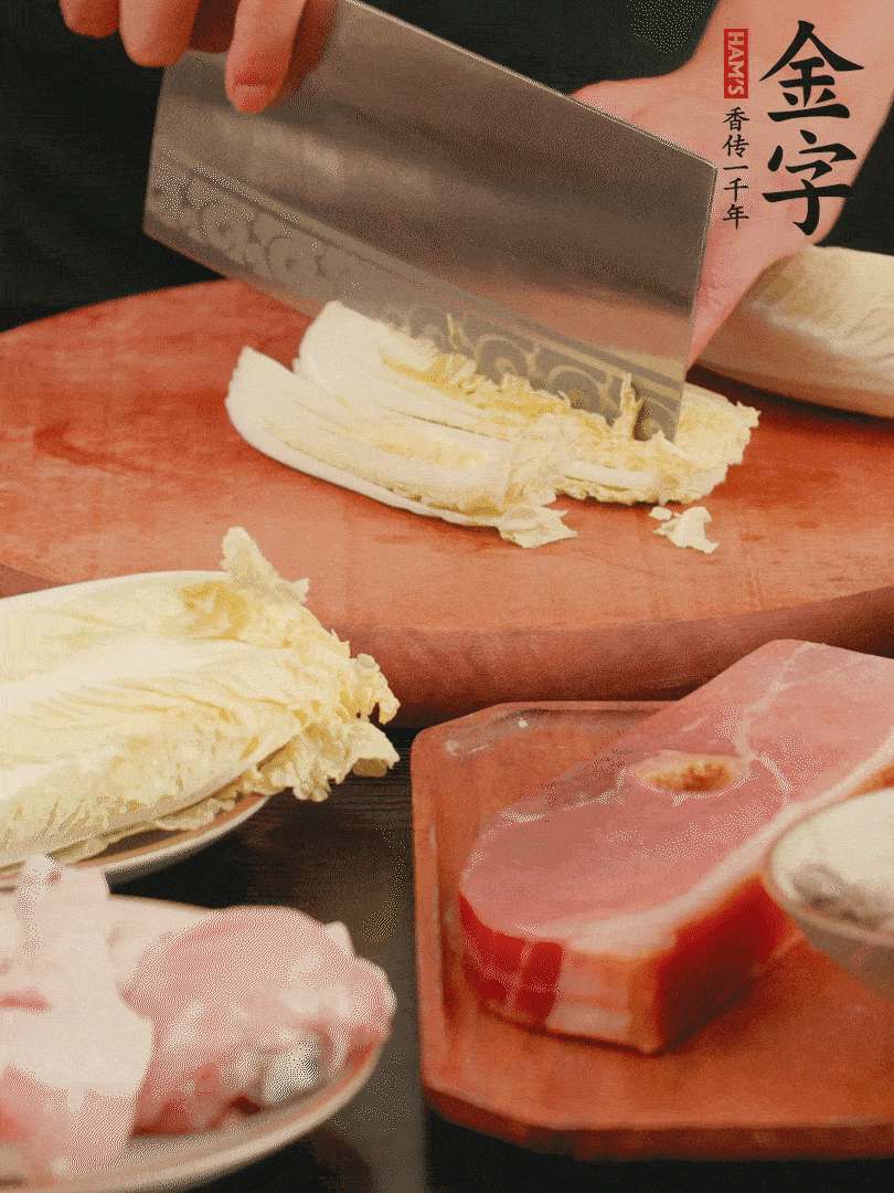 白菜去掉頭尾，對半豎切，再均勻切4刀。