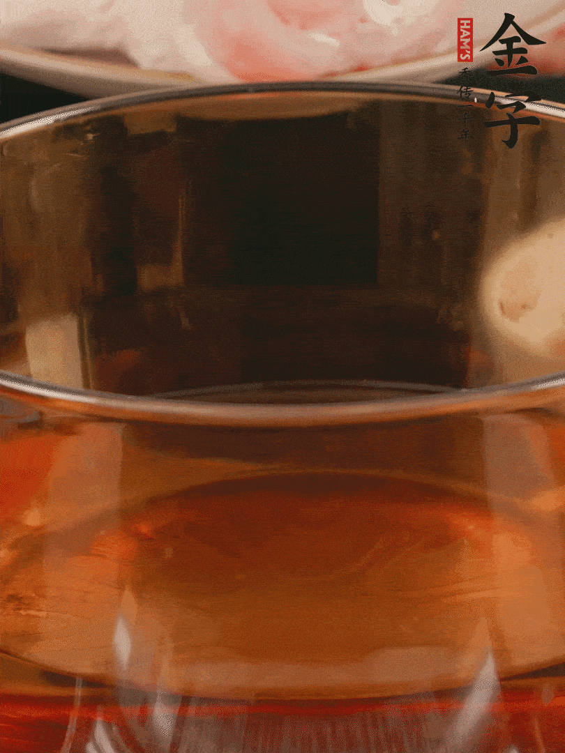 雞腿冷水入鍋，加姜片料酒焯水，撈出溫水洗凈。