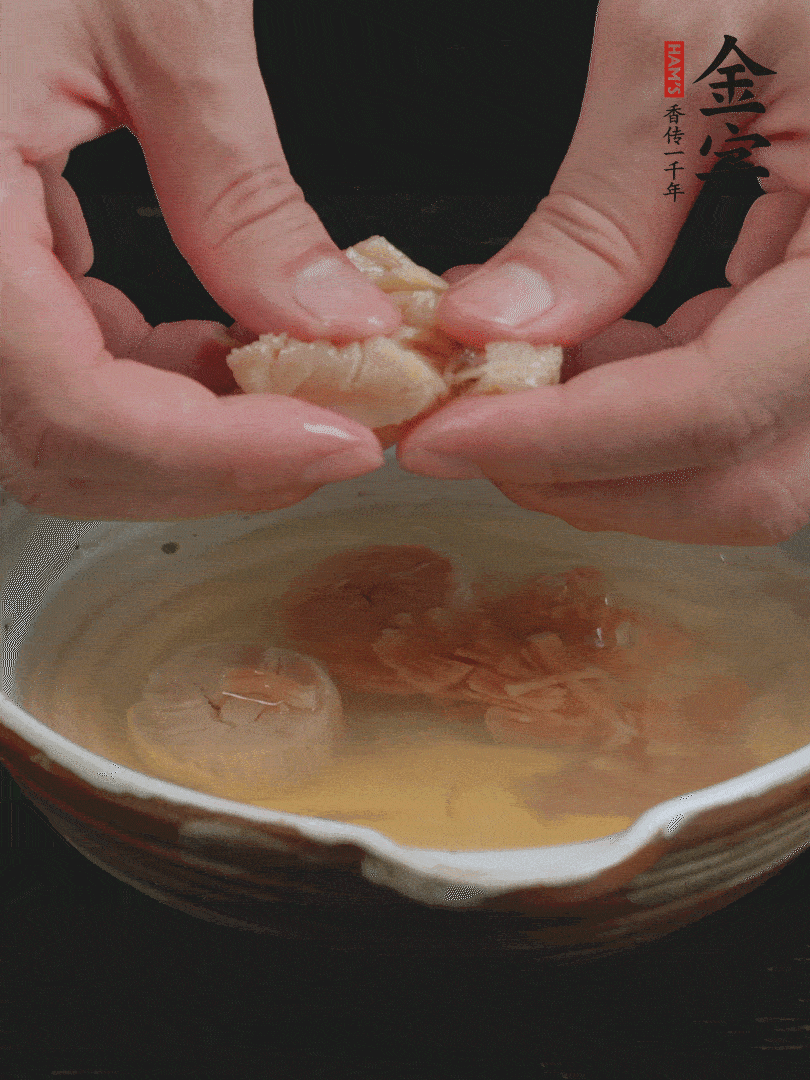 元貝溫水泡發(fā)，拆成細(xì)絲。