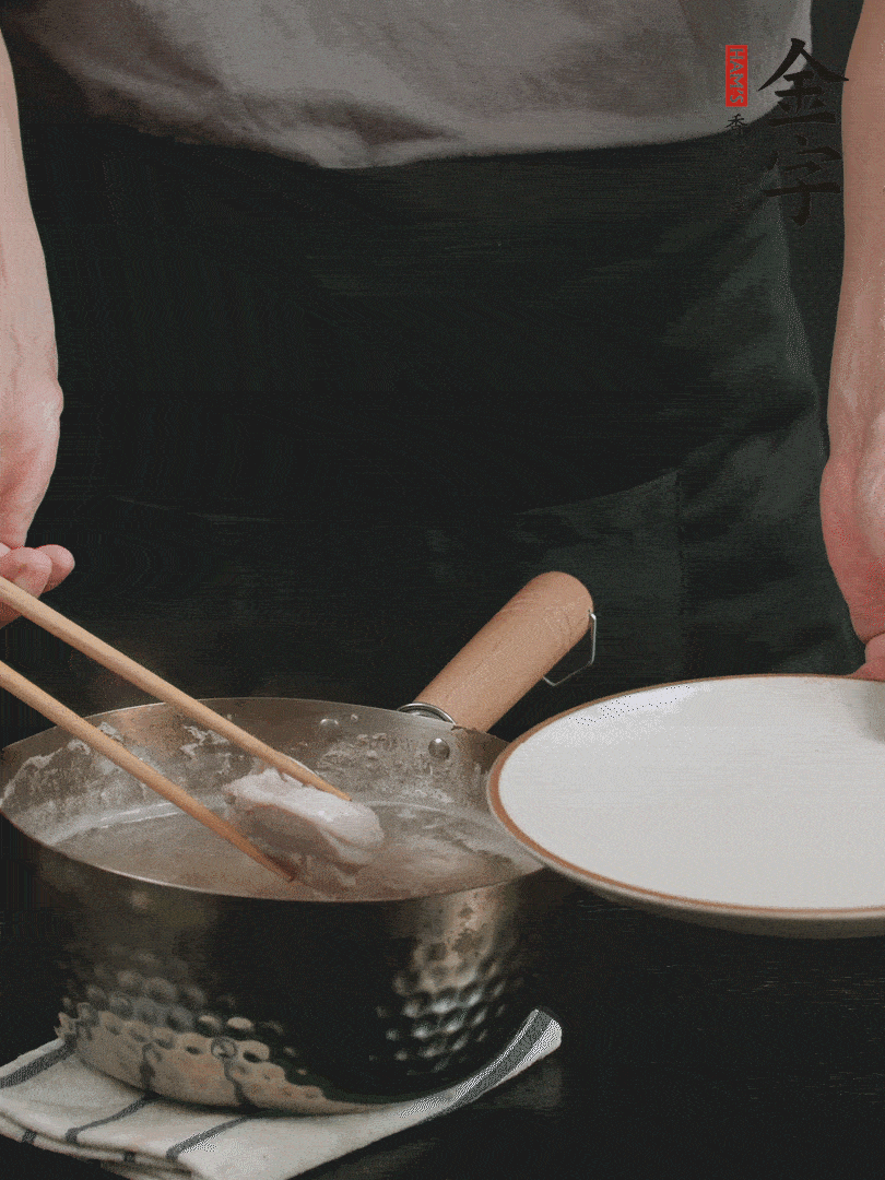 雞塊冷水下鍋，加姜片、料酒焯水，撈出洗凈備用。