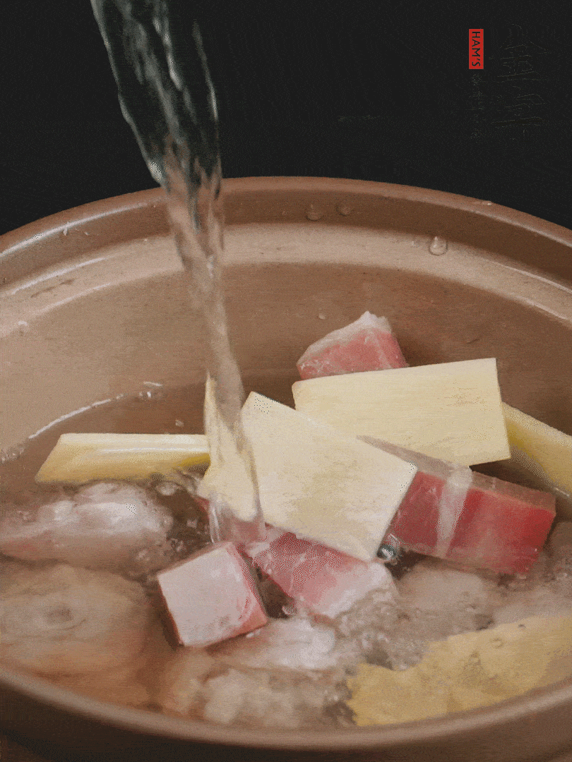 雞塊、火腿、姜片加適量料酒、清水燉80分鐘。