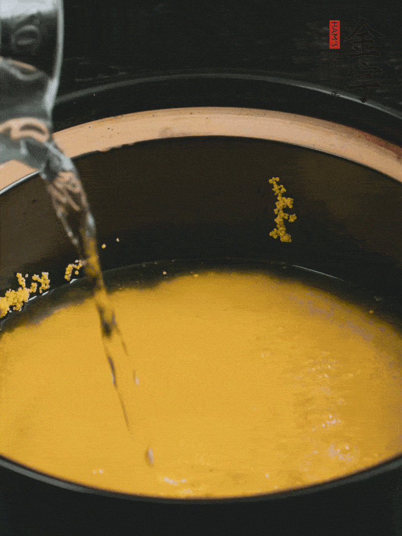 小米洗凈后，加水小火煲1個(gè)小時(shí)。