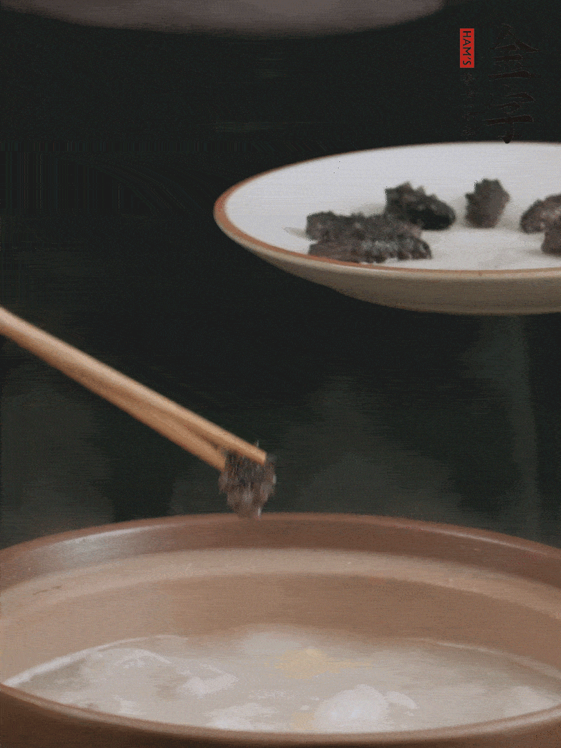 期間雞湯燉到80分鐘時(shí)，加小海參再燉10分鐘。