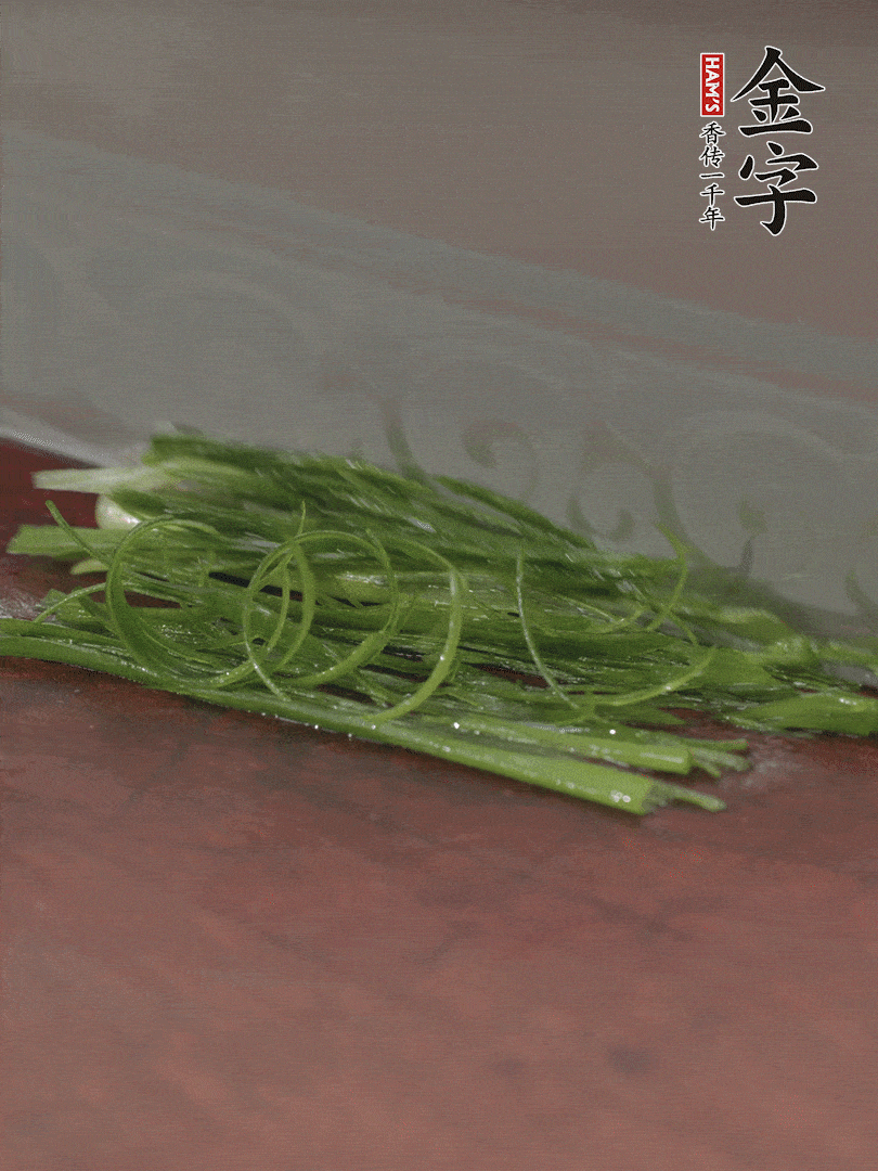 生姜切薄片，紅椒切細(xì)絲，小蔥蔥綠切細(xì)絲，泡入冰水中保持新鮮。