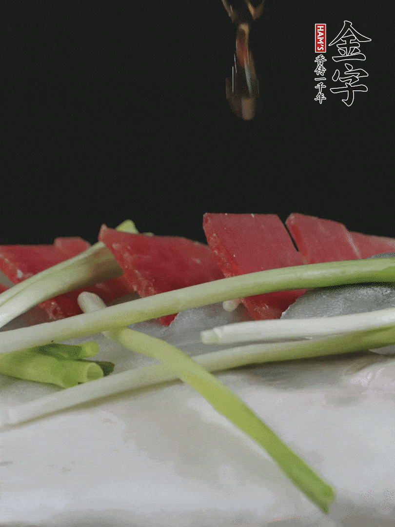 蔥白置于魚身，放適量豌豆，淋上花雕酒。