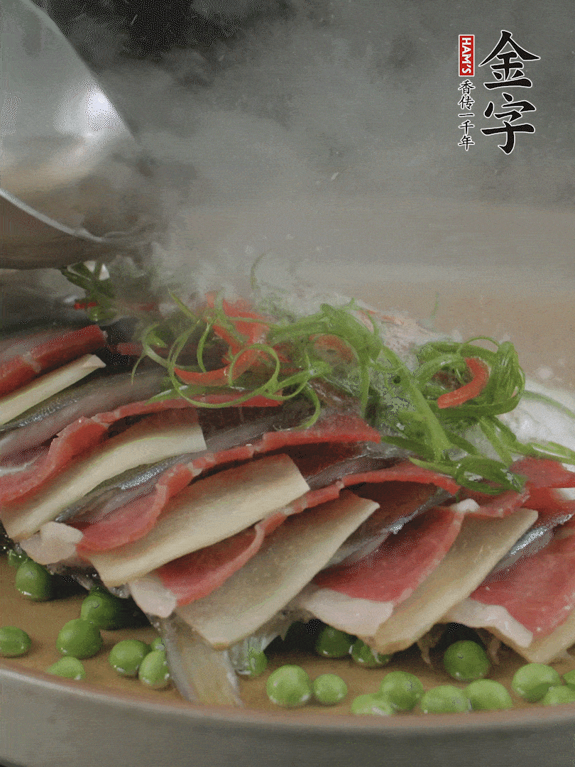 表面放上蔥絲、紅椒絲，淋上熱油。