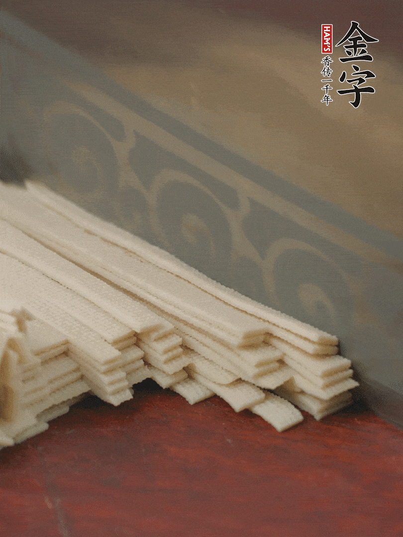 燉火腿期間，千張切細絲，白蘿卜去皮切細絲，蒜葉切細丁。