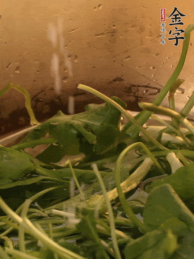 薺菜去掉根部，加小蘇打、鹽熱水沸騰燙軟。