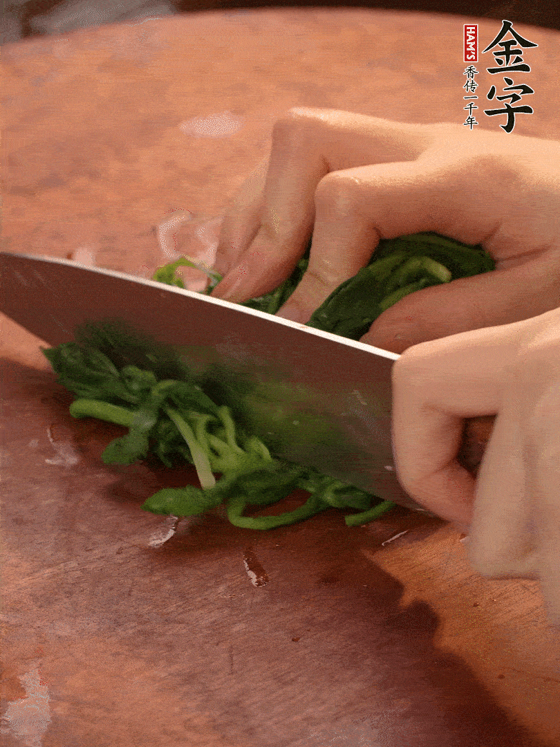 晾涼拽干水份，切碎備用。