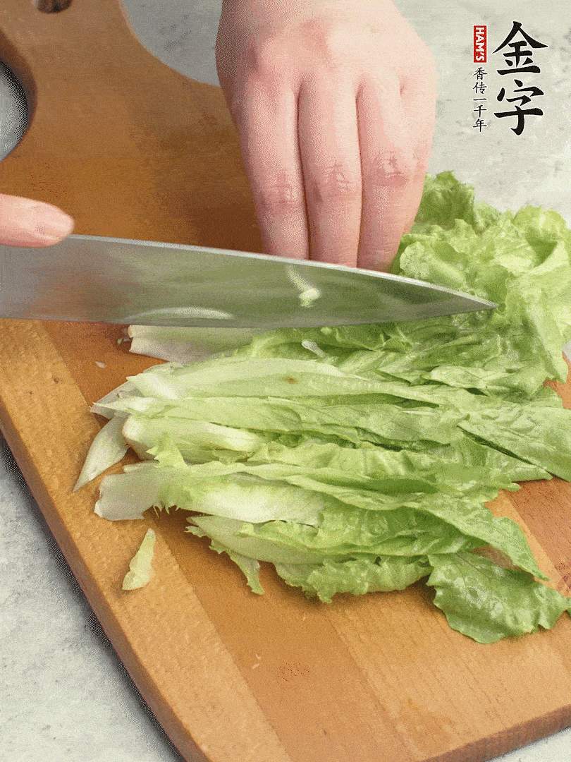 胡蘿卜、生菜、黃瓜切絲。