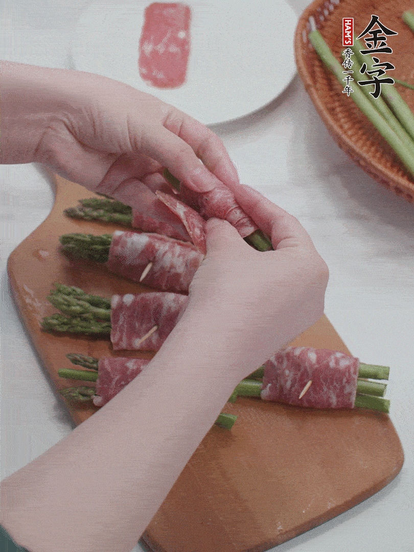 蘆筍切小段，蘆筍段用金字培根火腿卷起。