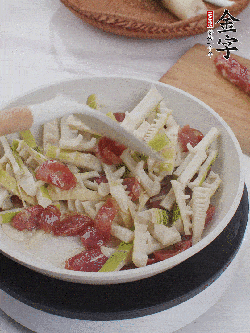 下春筍翻炒均勻，一小撮鹽調(diào)味。