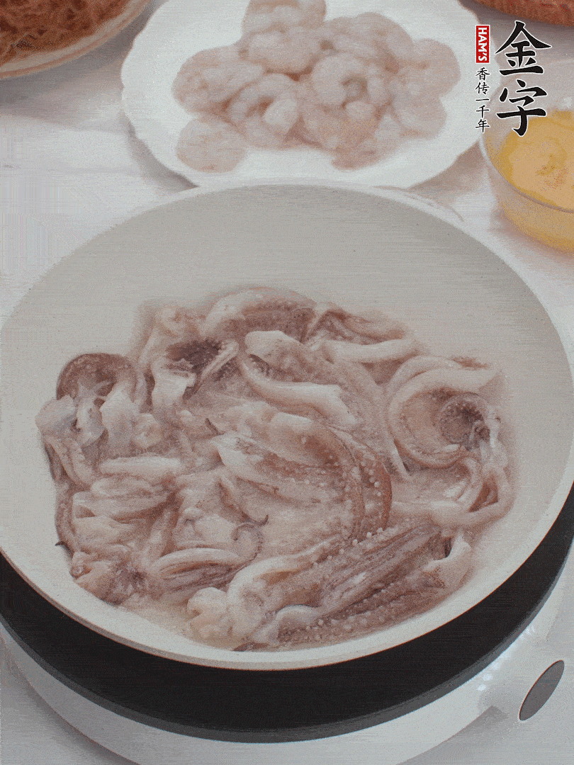 蝦仁、魷魚滑油，蛋液炒制半熟。