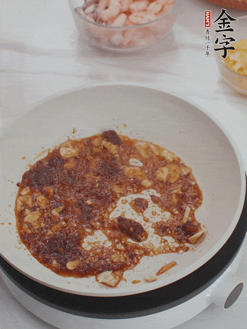 冷鍋熱油，1大勺金字火腿XO醬、蒜末炒香，倒粉絲一起炒。