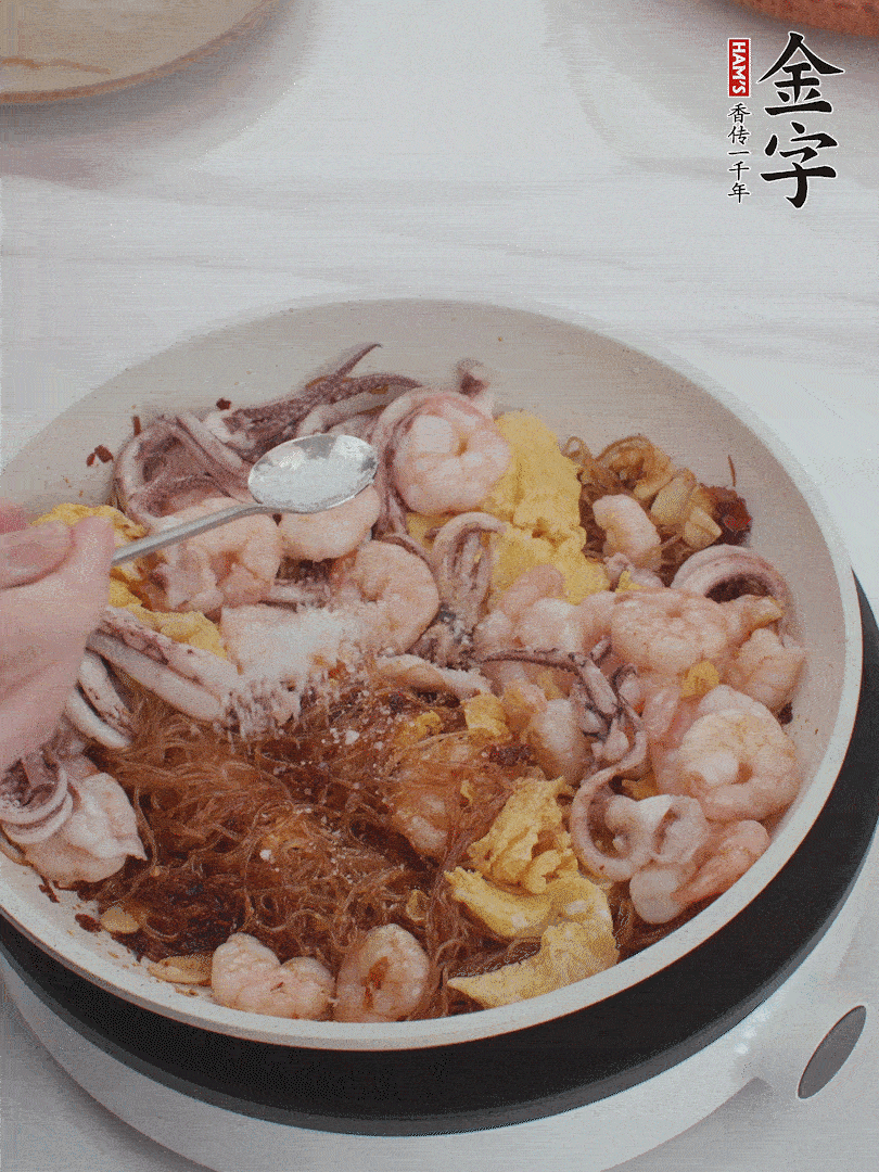 加雞蛋，蝦仁，魷魚混合。