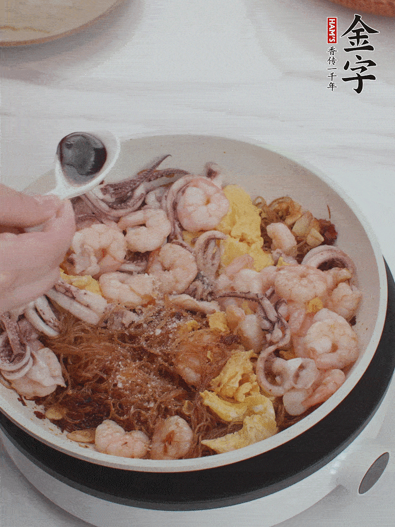 放1/3勺鹽、1/3勺雞精、1/3勺糖、2/3勺生抽調(diào)味。