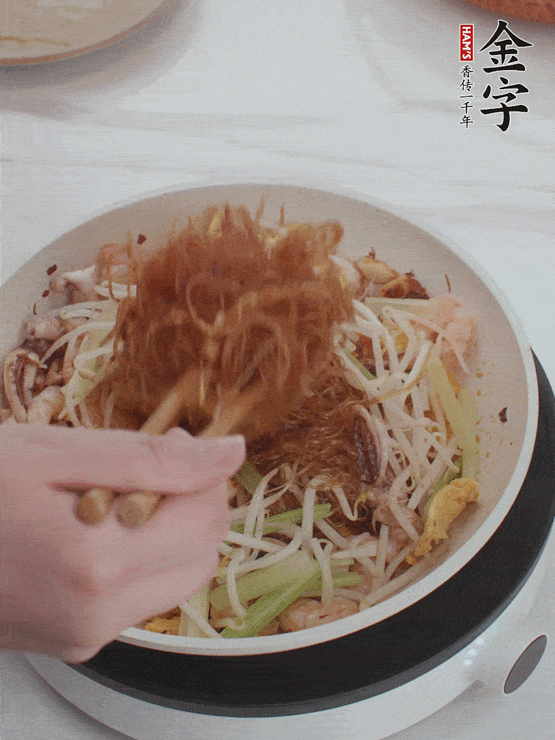 放焯好水的香芹、豆芽翻炒挑松。