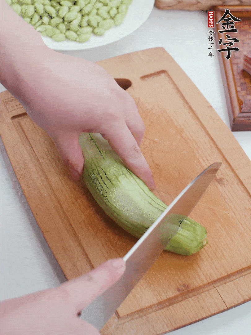 絲瓜去掉外皮，去掉兩端，切成滾刀塊。