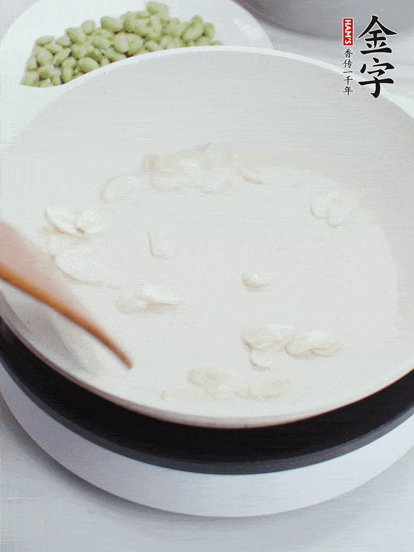 金字淡咸肉煮15分鐘，撈出切片。油5成熱時(shí)，蒜末、咸肉爆香。