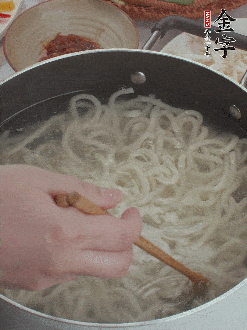 鍋中水煮沸，下烏冬面焯5秒鐘，撈出瀝干。